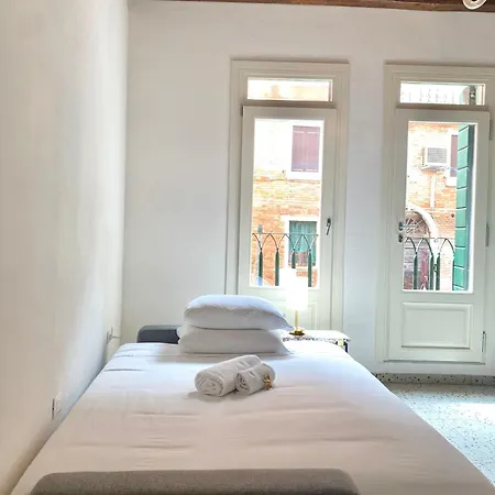 Quiet With Canal View 아파트